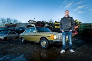 Jan Menno Zijlstra naast zijn Mercedes-Benz 250 uit 1977. “Mijn Mercedes is mooi van lelijkheid, het heeft ook wel een aparte kleur. Opa noemde zijn auto altijd ‘De Gouden Koets’, niemand anders mocht in zijn Mercedes rijden. Toen opa kwam te overlijden wilde mijn familie de auto verkopen, maar daar heb ik een stokje voor gestoken. De trots van opa verkopen we niet.” Jan Menno Zijlstra (49 jaar) is agrarisch adviseur buitendienst bij Univé Dichtbij. Dat hij terechtgekomen is in ‘het agrarische’ is geen wonder. “Mijn opa was boer, veekoopman en een goede ondernemer. Hij was een echte autoliefhebber en reed graag in grote, mooie auto’s.” Als je goed boert mag je dat ook een beetje laten zien en Jan Menno zijn opa was trots op zijn auto: “Behalve zijn familie was zijn auto zijn alles. Iedere zaterdag werd ze gewassen, gepoetst en onderhouden.” Zelf vindt Jan Menno de ster op de motorkap en het grote stuurwiel heel mooi. Het interieur is typerend voor de tijd; bruin pluizige bekleding, bruine kunststof aan de binnenkant van de portieren en bruin waar je ook kijkt. “Als je er in zit kom je erachter hoe lekker de stoelen zitten. De auto ruikt ook nog helemaal naar mijn opa. Die lucht krijg je er ook niet meer uit, maar dat hoeft ook helemaal niet van mij.” Tot het allerlaatste moment hield Jan Menno’s opa zich nog bezig met zijn auto. “Op zijn sterfbed zei opa; 'kom, we gaan nog even een rondje rijden in de Mercedes.' Dit kon hij toen natuurlijk niet meer, maar dat zei hij vroeger vaak tegen mij als we er op uit gingen voor een ritje.” EEN GROEIENDE SERIE INDRINGENDE PORTRETTEN VAN MENS & AUTOMOBIEL Deze serie